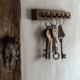 Porte clés murale en bois et petits crochets métaliques.